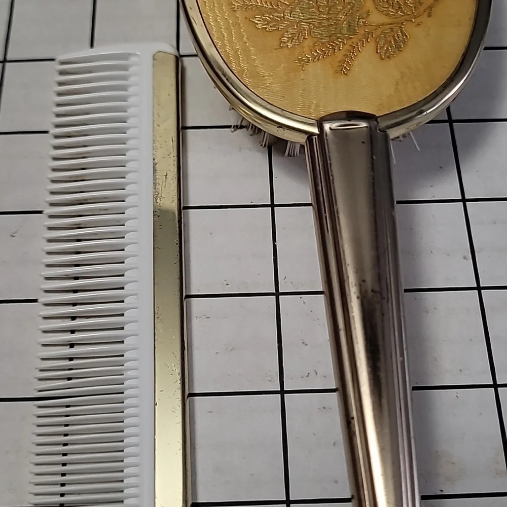 Vintage Brush and Comb Set‎